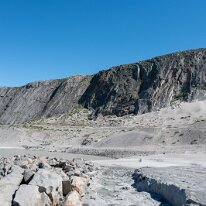 2026--07-07 15-40-03 Dag 1. Kangerlussuaq - område der oversvømmes i august når der er mest smeltevand. ca. 820.000 liter i minuttet løber ud her. Se hvor små menneskerne er i...